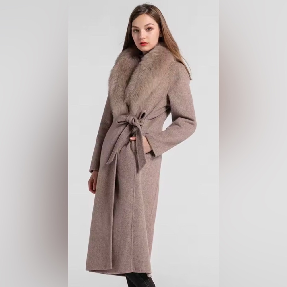 Women’s Long Wool Coat With Detachable Fur Collar